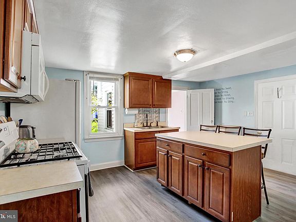 5th image of 16 E Green St