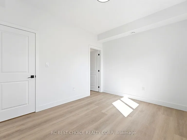 108 Briscoe St E — Photo 17