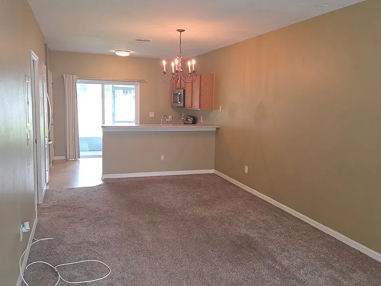 122 Wilton Cir — Photo 2
