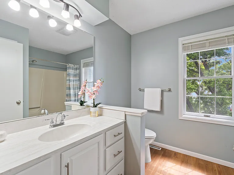 4690 Lindbergh Dr — Photo 30