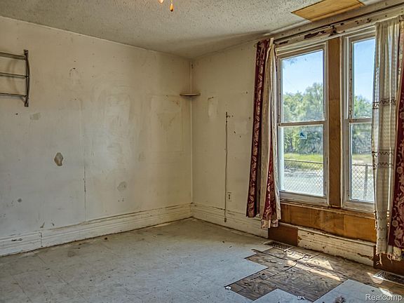 4th image of 1246 Junction St