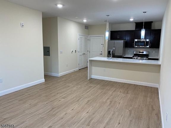 5th image of 495 Washington St #304