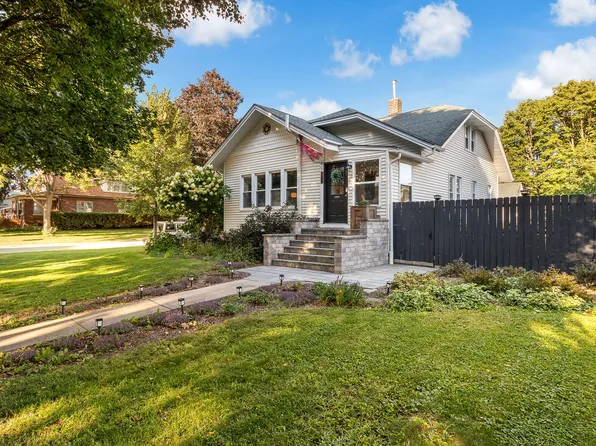 189 1st St, Crystal Lake, IL 60014