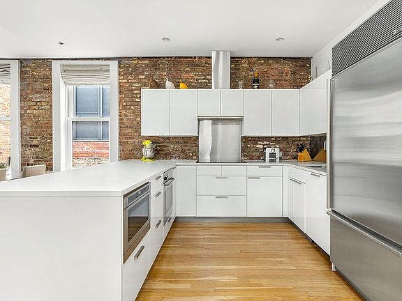 4th image of 17 Cornelia St Unit Ph3c