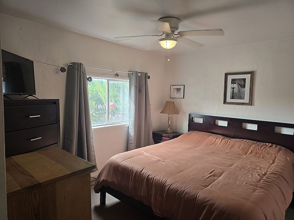 2nd image of 270 W Sunset Blvd