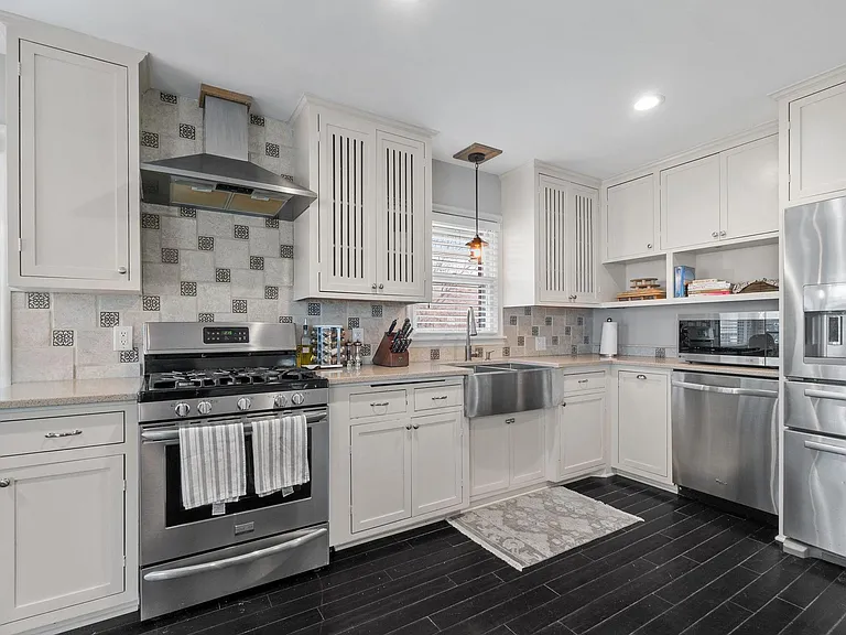 5036 Richmond Dr — Photo 1