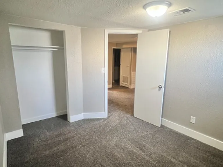 809 W 10th St — Photo 11