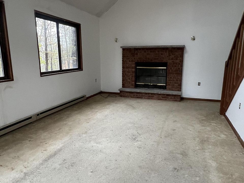 2nd image of 11 Hilltop Cir