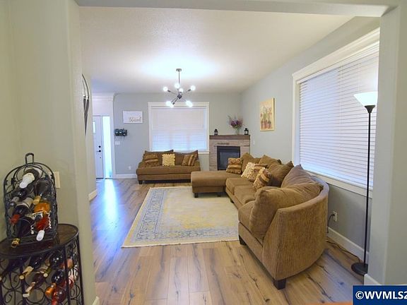 3rd image of 2335 Maplewood Dr S