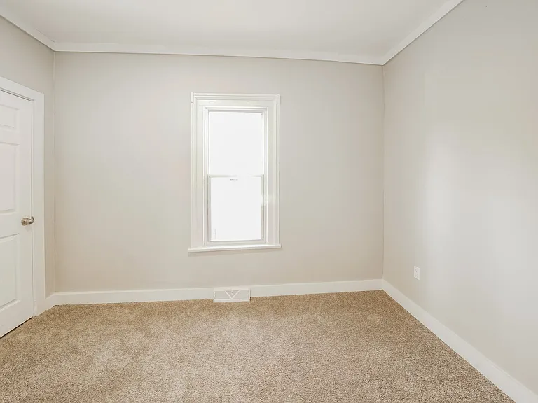1453388_024_main_bedroom_13349161.jpg