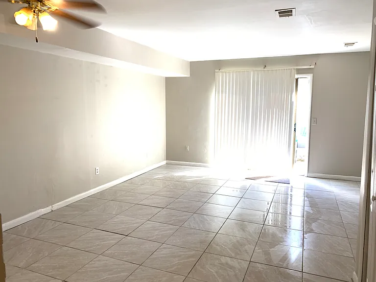569 Delzan Pl — Photo 3