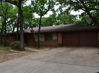 525 Brookview Dr, Hurst, TX 76054