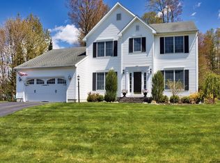 24 Coyote La, North Greenbush, NY 12180