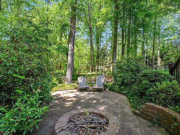 4th image of 389 E Killarney Lk