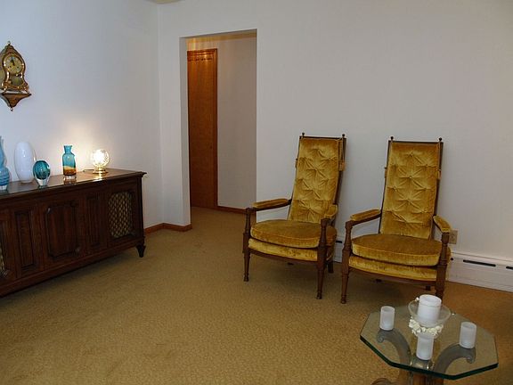 Living room with hardwd floors