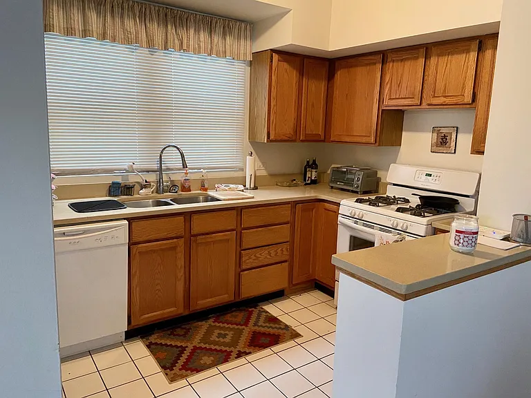 1345 W Fletcher St #2 — Photo 6