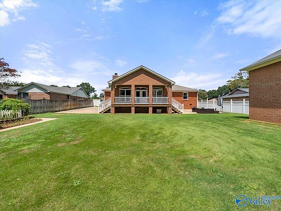 5th image of 228 Pin Oak Dr
