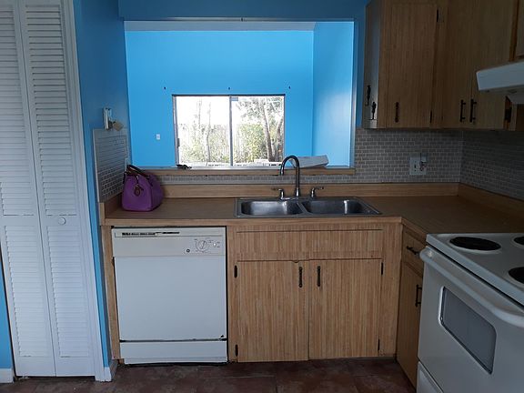5th image of 114 Dahlia Village Cir