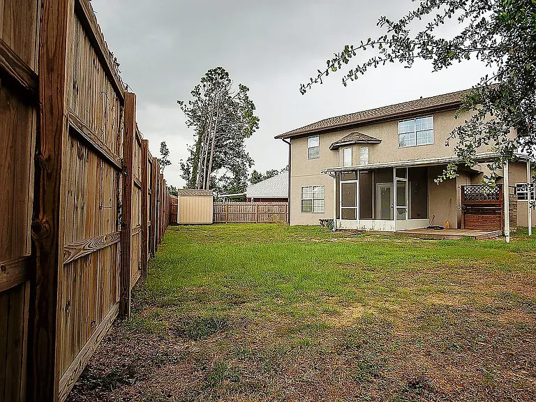 301 Lakeside Dr — Photo 4
