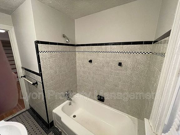 5th image of 151 Highland Ave Unit 1