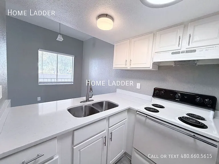 4957 S Park Ave #202 — Photo 5