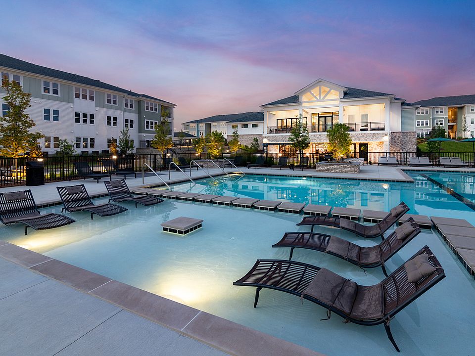 Birchway Rivergate Apartments - Pool Courtyard with outdoor amenity spaces