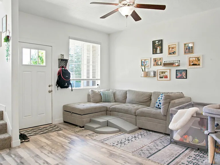 1096 W Emerald Pools Ln — Photo 3