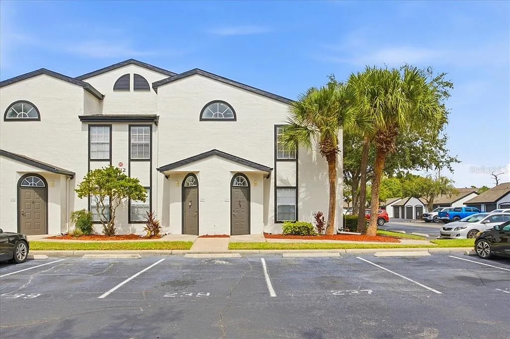 1 bed, 1.0 bath, 834 sqft, $1,450 — Photo 1