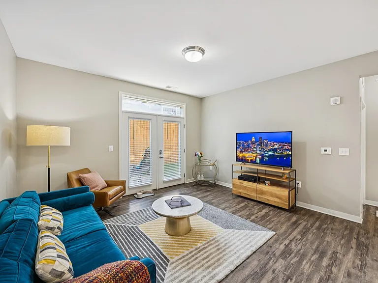 AMP Luxury Apartments — Photo 13