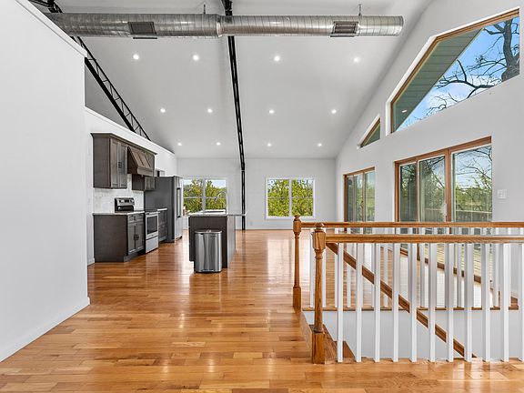 5th image of 583 College Rd