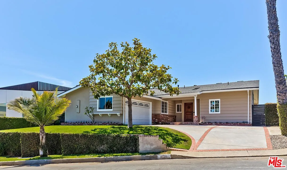 4 bed, 3.0 bath, 2536 sqft, $10,950 — Photo 1