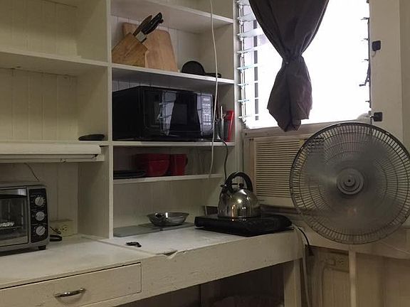 Built in desk and shelfs