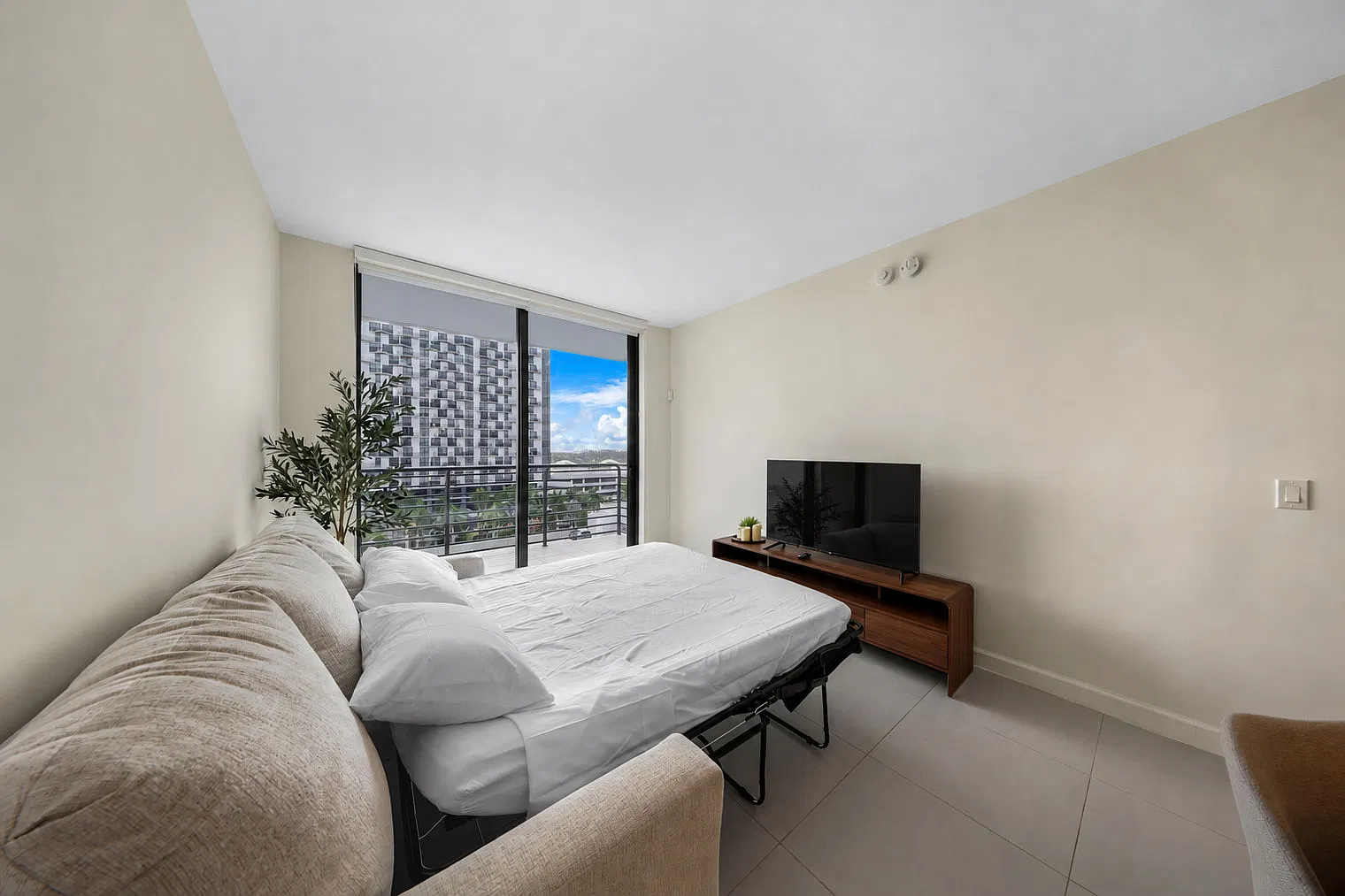 1 bed, 1.0 bath, 1011 sqft, $5,160 — Photo 4