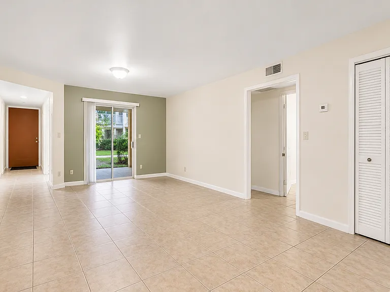 3118 Sir Hamilton Cir #4 — Photo 8