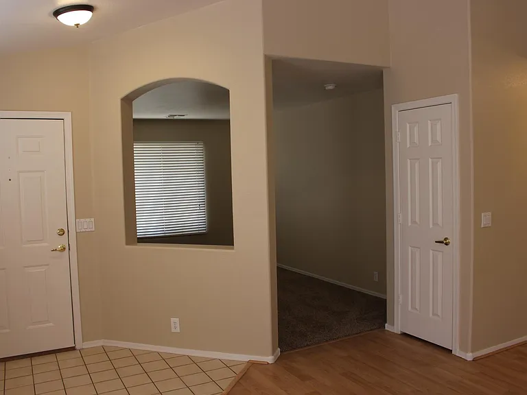 807 W Kesler Ln — Photo 2