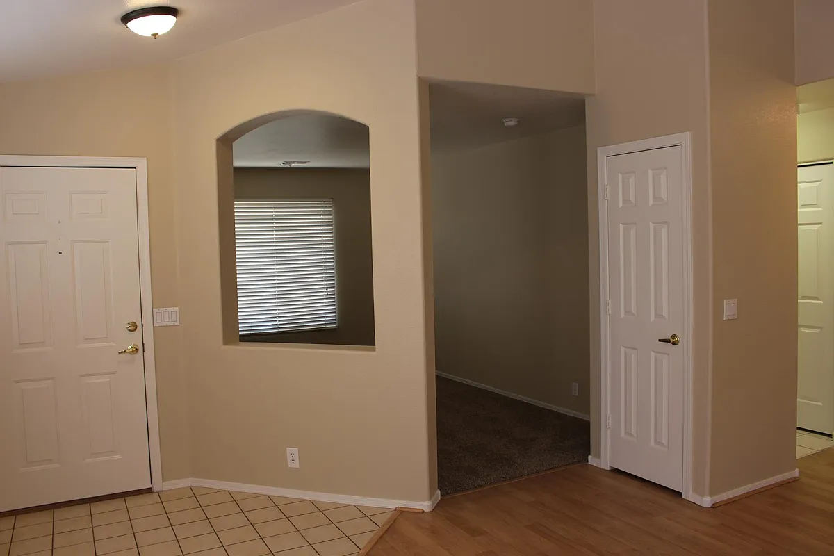 Building Photo - 807 W Kesler Ln