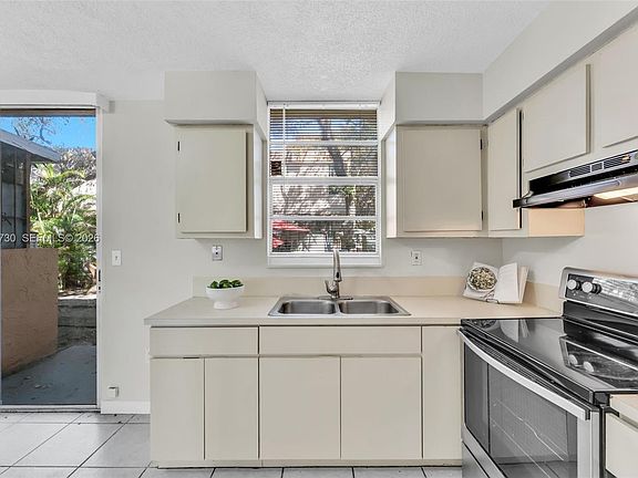 4th image of 6149 SW 69th St #12