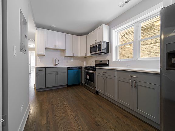 3rd image of 5122 N Avers Ave