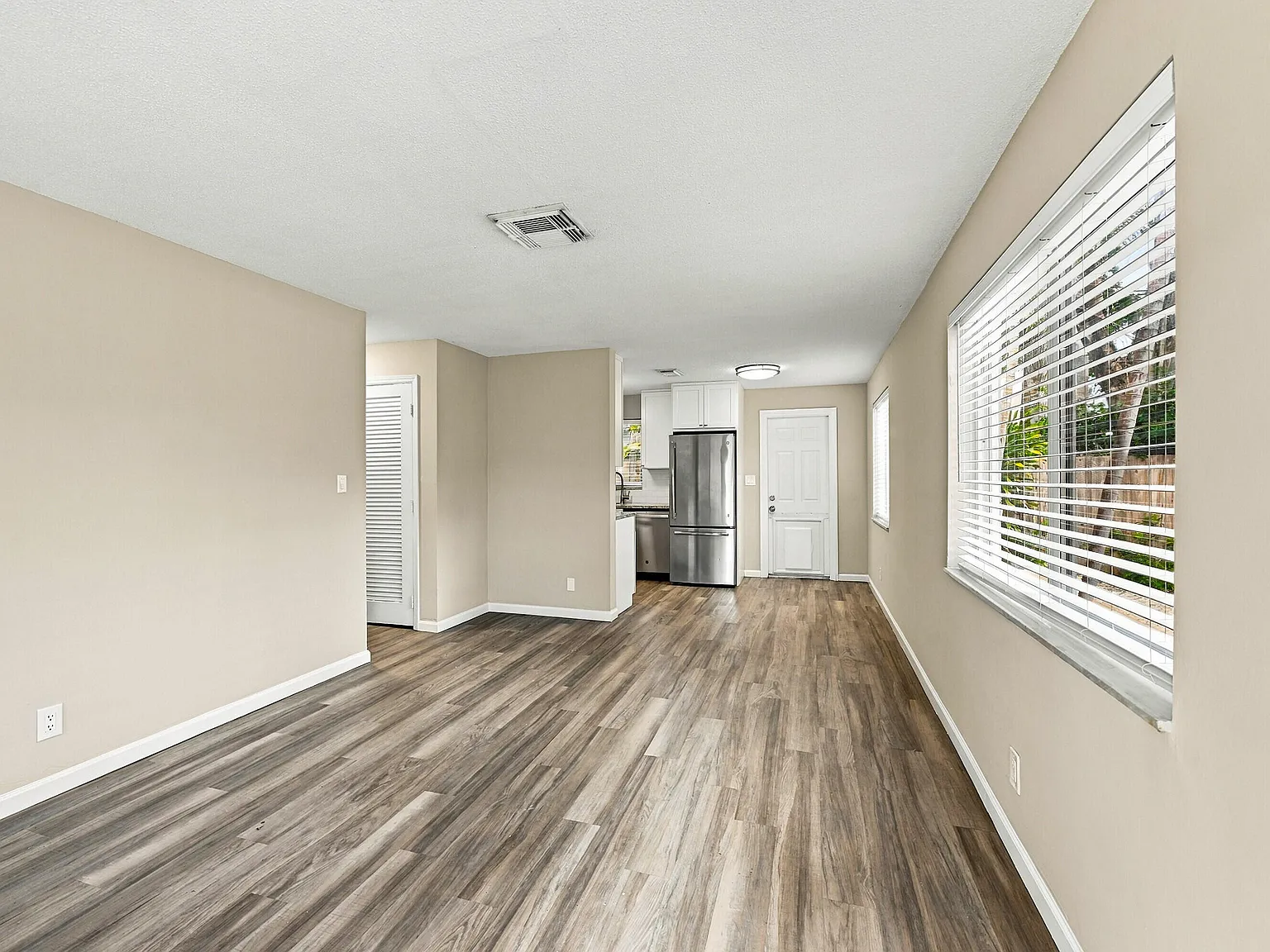 2 bed, 1.0 bath, 1572 sqft, $2,450 — Photo 3