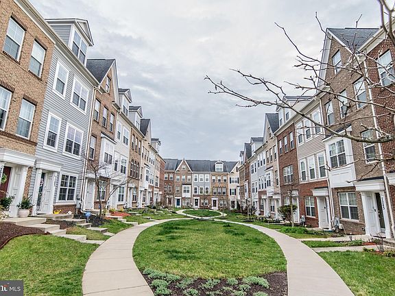3rd image of 7201 Silver Thorn Way