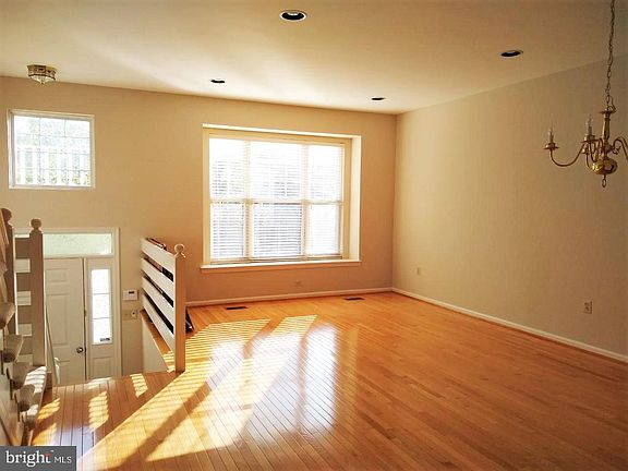 4th image of 113 Stratford Ct