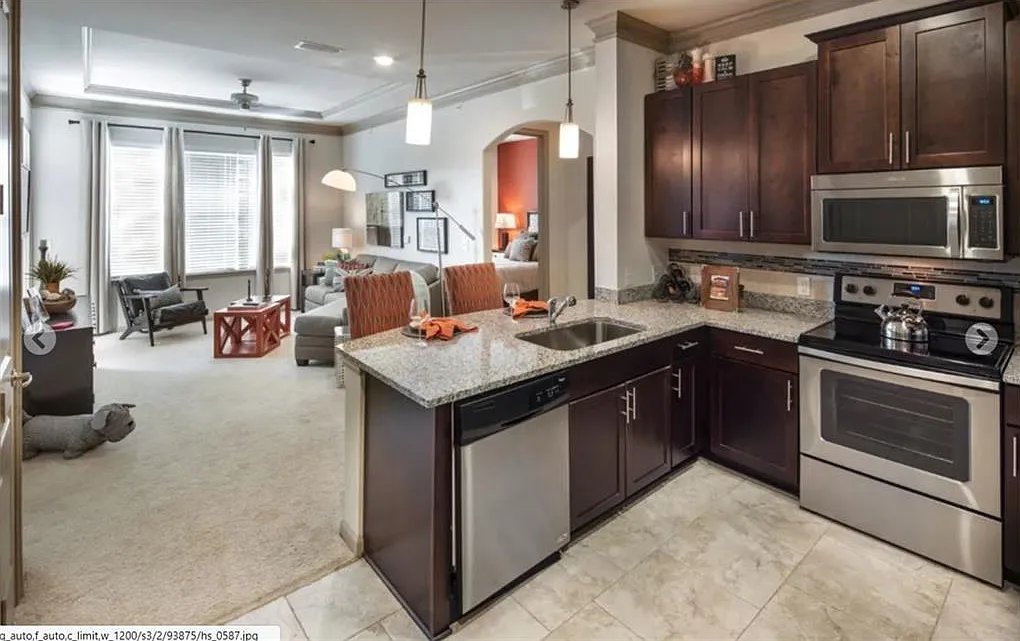 1 bed, 1.0 bath, 802 sqft, $1,692 — Photo 1