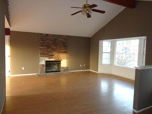 2nd image of 16956 Crystal Dr