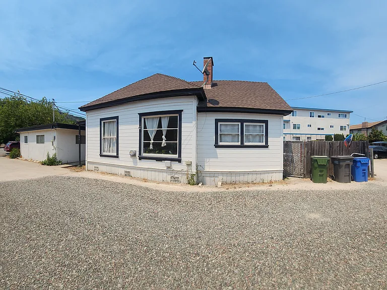 554 W Foothill Blvd — Photo 30