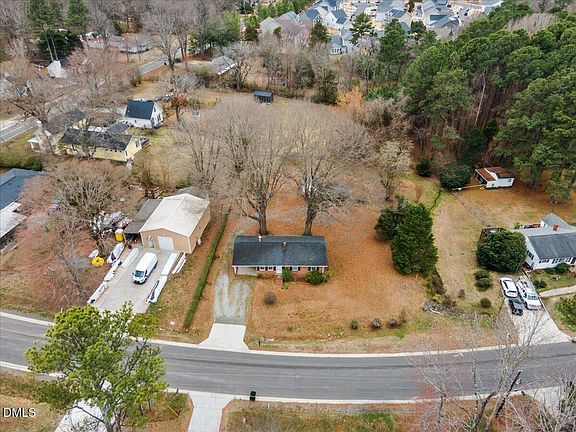 3rd image of 1924 Leonard Dr
