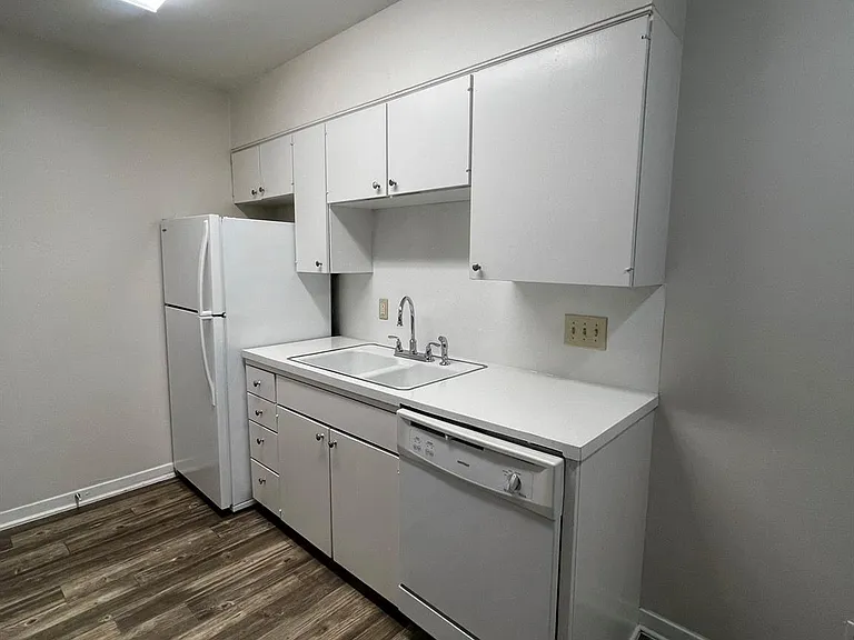 1037 E 44th St #205 — Photo 4