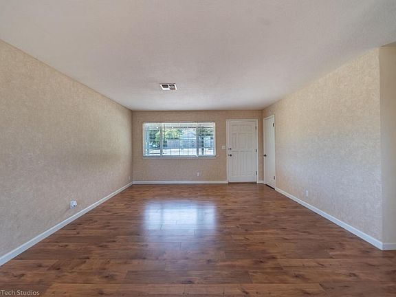 Living room w/closet