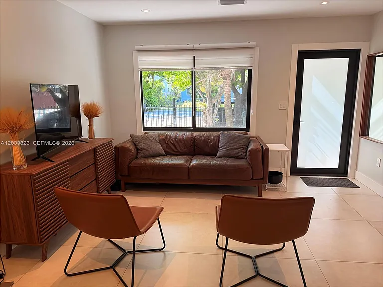 360 NW 40th St — Photo 3