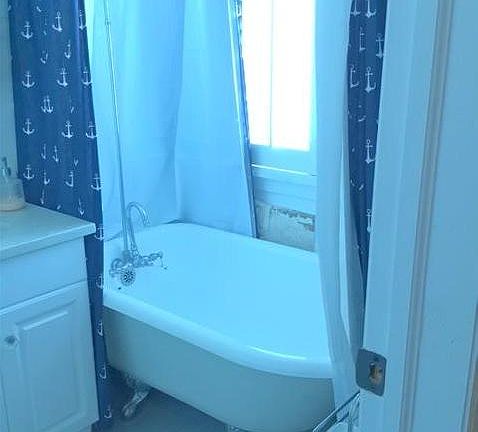 Claw foot tub