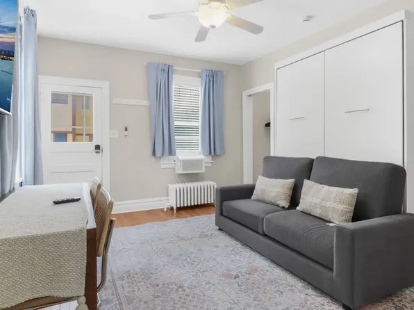 789 N McKinley Rd Unit 3, Lake Forest, IL 60045